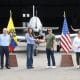 Fotografía cedida este jueves por la Presidencia de Ecuador del presidente de Ecuador, Daniel Noboa (cd), posando con la secretaria de Seguridad Nacional de los Estados Unidos, Kristi Noem (ci), durante un recorrido en la base aérea de la Escuela Superior de Aviación Cosme Rennella en Salinas (Ecuador). EFE/ Presidencia de Ecuador