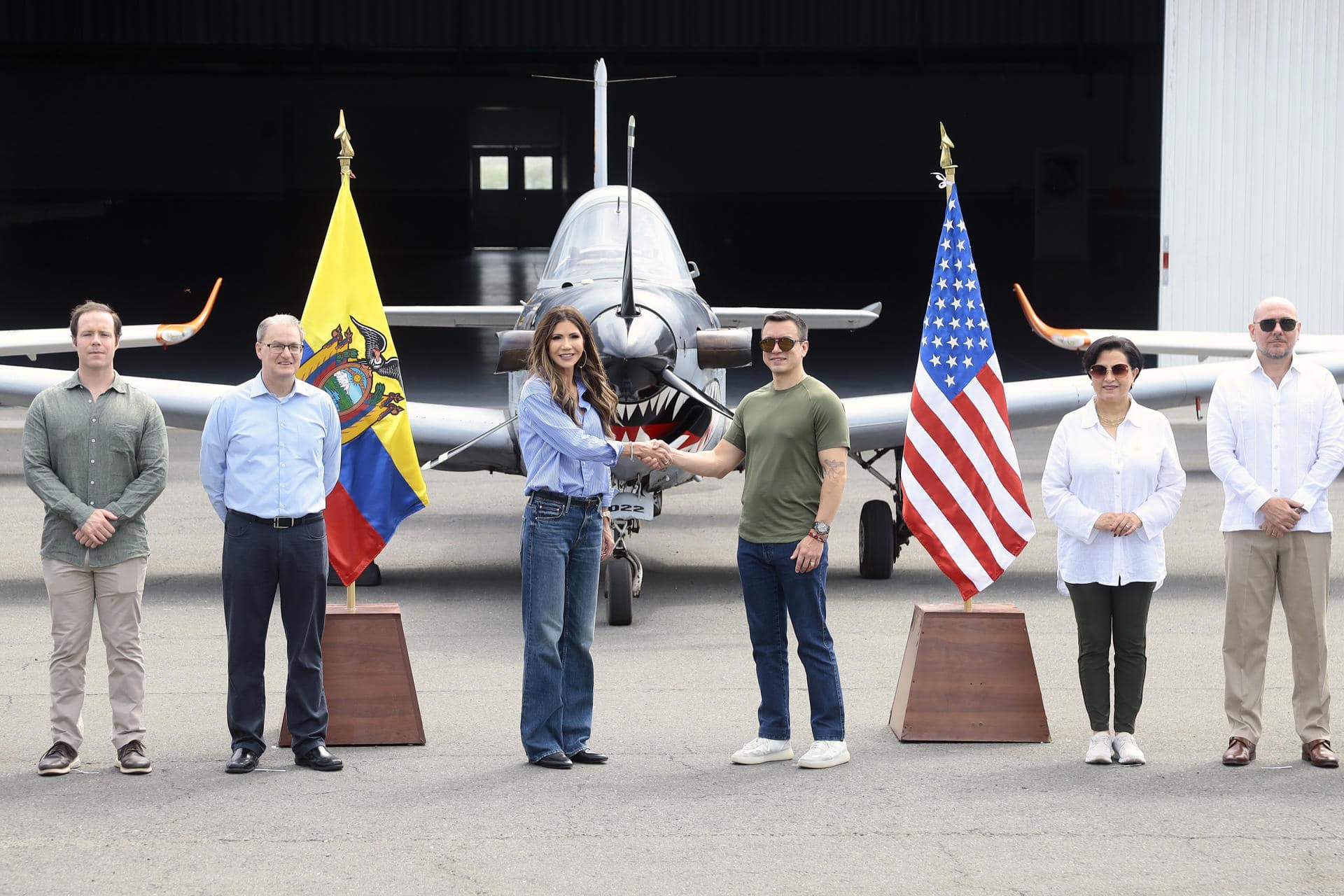 Fotografía cedida este jueves por la Presidencia de Ecuador del presidente de Ecuador, Daniel Noboa (cd), posando con la secretaria de Seguridad Nacional de los Estados Unidos, Kristi Noem (ci), durante un recorrido en la base aérea de la Escuela Superior de Aviación Cosme Rennella en Salinas (Ecuador). EFE/ Presidencia de Ecuador