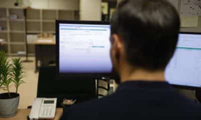 Fotografía de archivo del 18 de agosto de 2025 de una persona usando un computador en Madrid (España). EFE/ Zipi / ARCHIVO