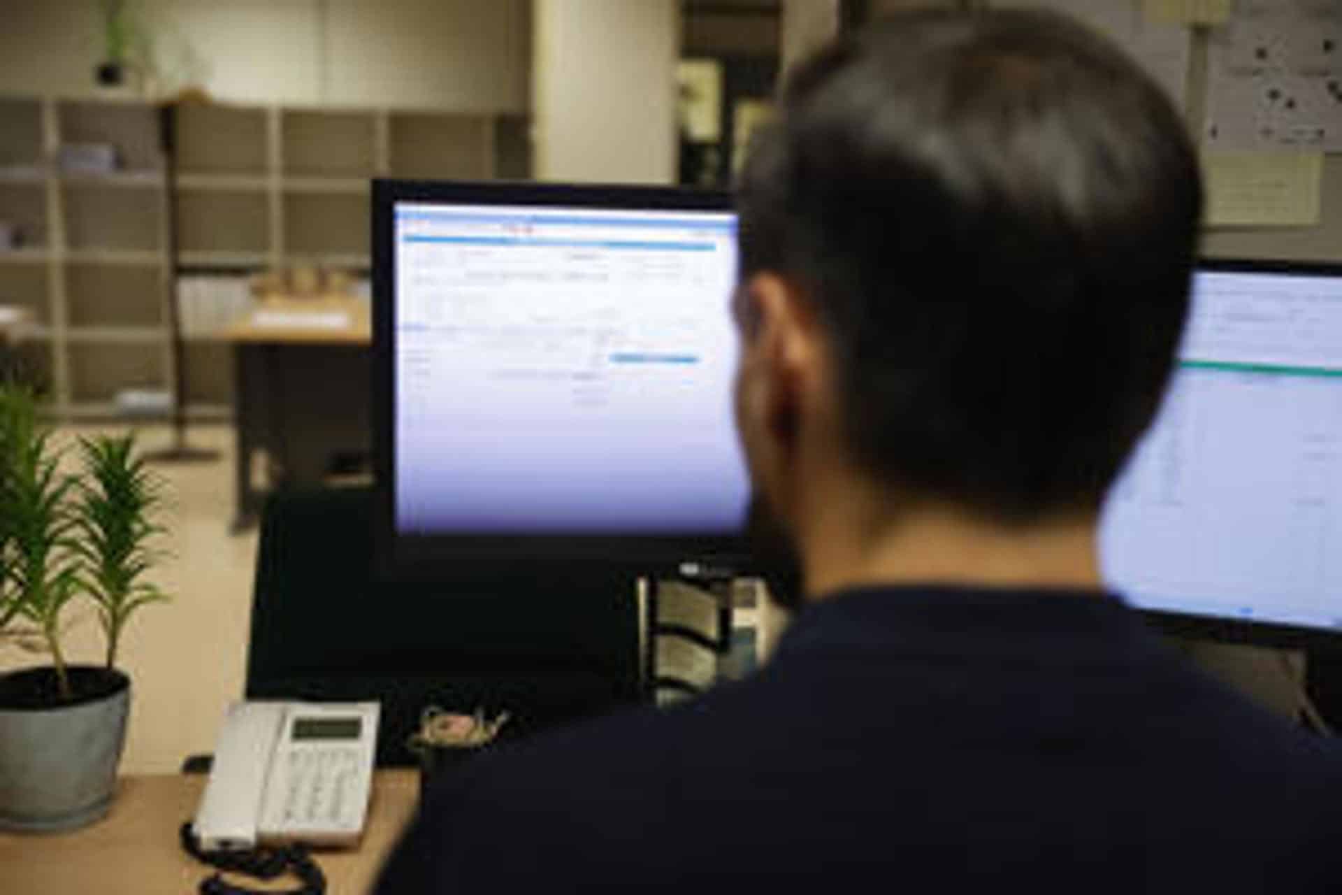 Fotografía de archivo del 18 de agosto de 2025 de una persona usando un computador en Madrid (España). EFE/ Zipi / ARCHIVO