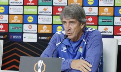El entrenador chileno del Real Betis, Manuel Pellegrini durante la rueda de prensa posterior al entrenamiento del equipo en la Ciudad Deportiva Luis del Sol en Sevilla este miércoles. El Betis se enfrentará mañana al Utrecht, en su partido de la fase de grupos de la Liga Europa. EFE/José Manuel Vidal