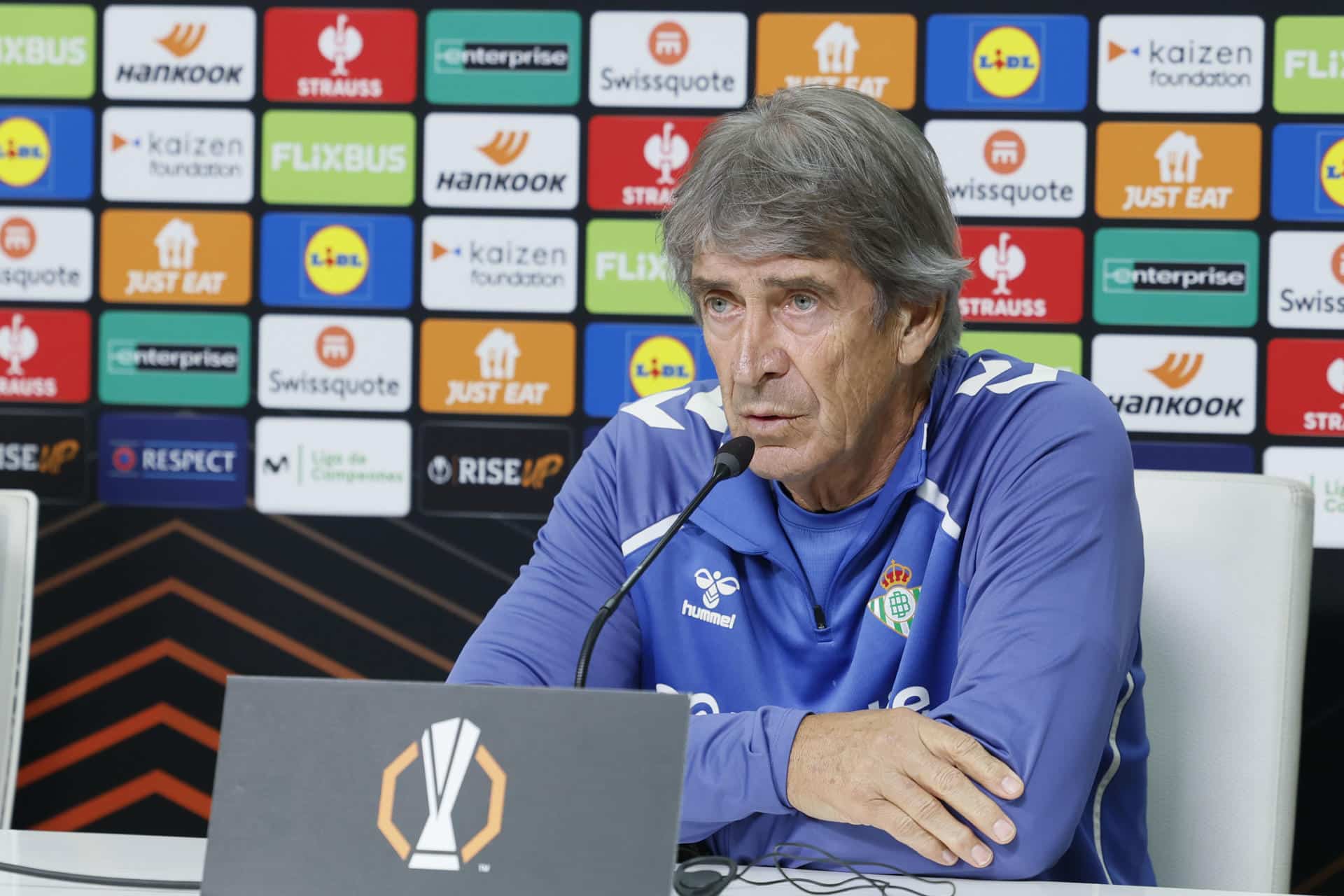 El entrenador chileno del Real Betis, Manuel Pellegrini durante la rueda de prensa posterior al entrenamiento del equipo en la Ciudad Deportiva Luis del Sol en Sevilla este miércoles. El Betis se enfrentará mañana al Utrecht, en su partido de la fase de grupos de la Liga Europa. EFE/José Manuel Vidal
