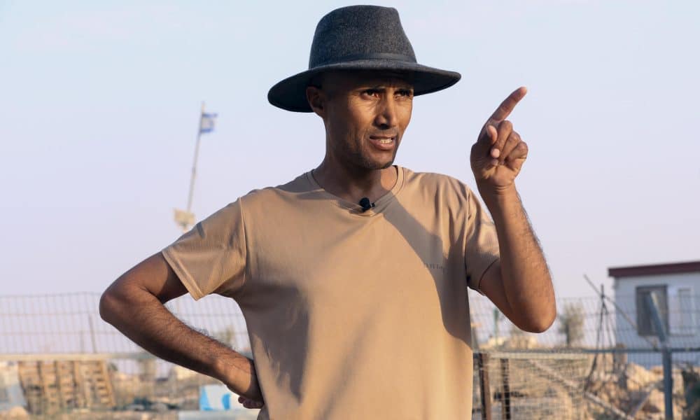 Cuando Eid Suleiman Hadalin (imagen) explica cómo Israel pretende demoler un tercio de su aldea, Umm al Jeir (sur de Cisjordania), un colono de origen ucraniano saca su teléfono y comienza a grabarle. "¡Que tengáis un buen día!", grita sonriente desde su jeep, mientras el palestino reconduce la entrevista entre los muros del centro comunitario local. EFE/ Magda Gibelli