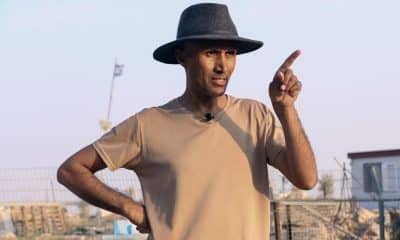 Cuando Eid Suleiman Hadalin (imagen) explica cómo Israel pretende demoler un tercio de su aldea, Umm al Jeir (sur de Cisjordania), un colono de origen ucraniano saca su teléfono y comienza a grabarle. "¡Que tengáis un buen día!", grita sonriente desde su jeep, mientras el palestino reconduce la entrevista entre los muros del centro comunitario local. EFE/ Magda Gibelli