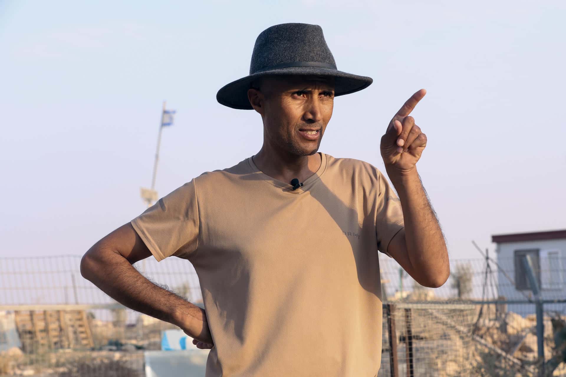 Cuando Eid Suleiman Hadalin (imagen) explica cómo Israel pretende demoler un tercio de su aldea, Umm al Jeir (sur de Cisjordania), un colono de origen ucraniano saca su teléfono y comienza a grabarle. "¡Que tengáis un buen día!", grita sonriente desde su jeep, mientras el palestino reconduce la entrevista entre los muros del centro comunitario local. EFE/ Magda Gibelli