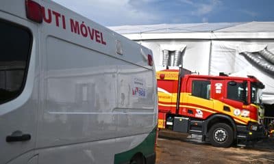 Fotografía que muestra vehículos de emergencia tras un incendio en el Centro de Convenciones Hangar donde se realiza la COP30 este jueves, en Belém (Brasil). EFE/ Andre Borges