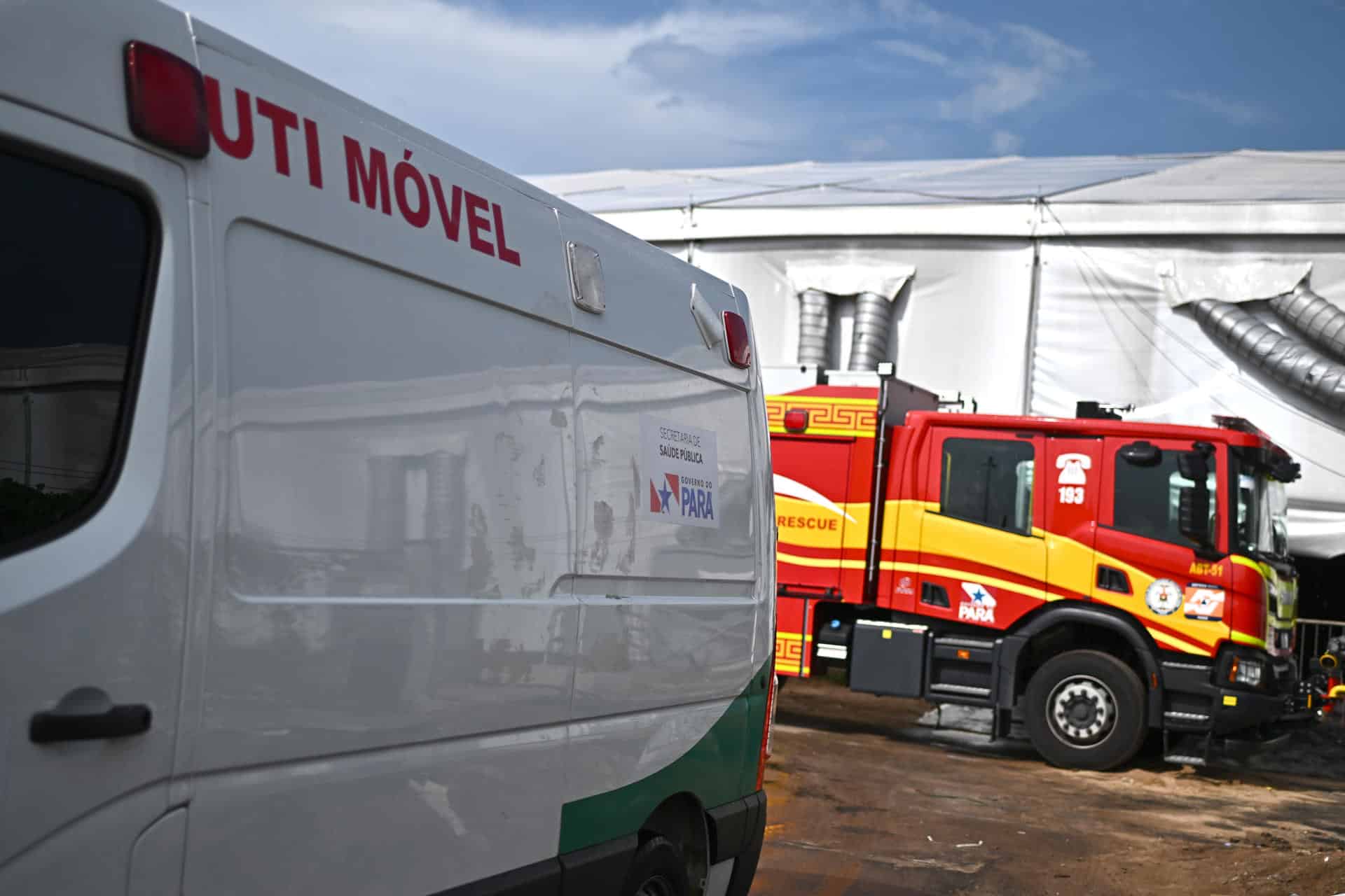 Fotografía que muestra vehículos de emergencia tras un incendio en el Centro de Convenciones Hangar donde se realiza la COP30 este jueves, en Belém (Brasil). EFE/ Andre Borges