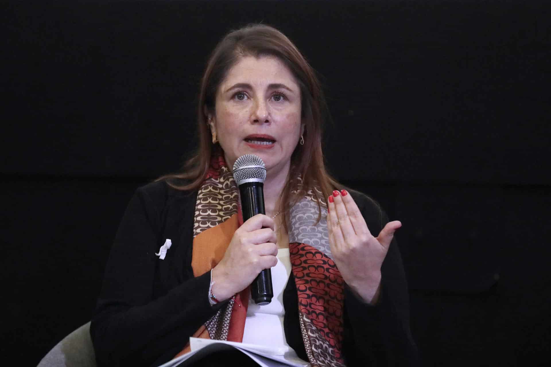 La Defensora del Pueblo, Iris Marín Ortiz, habla durante el acto de conmemoración de la firma de los nueve años del acuerdo de paz con las FARC este miércoles, en Bogotá (Colombia). EFE/ Carlos Ortega