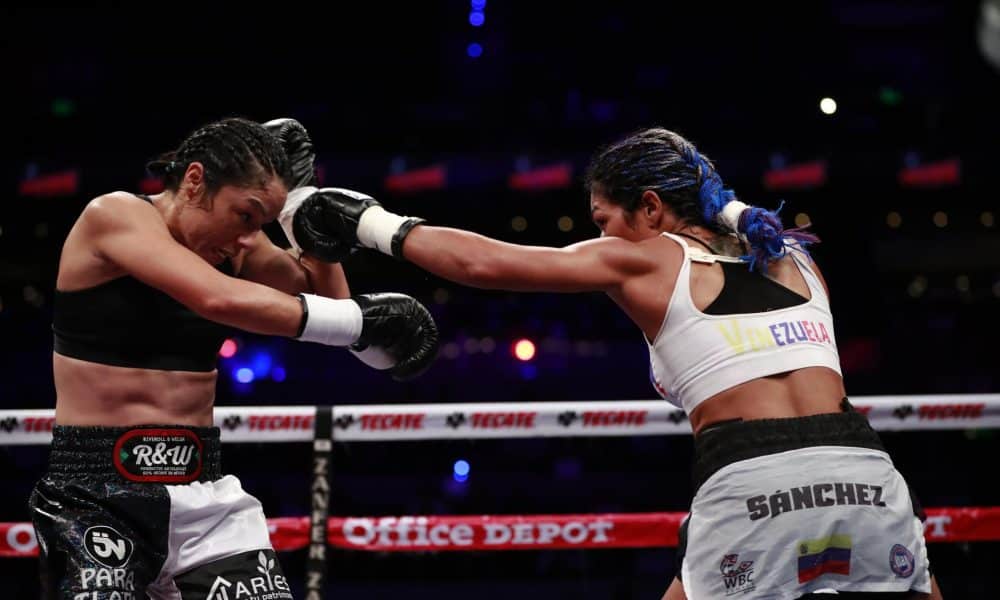 La boxeadora mexicana Jackie Nava (i) y la boxeadora Venezolana Alys Sánchez (d) intercambian golpes en el foro de la Arena Ciudad de México (México). Fotografía de archivo. EFE/José Méndez