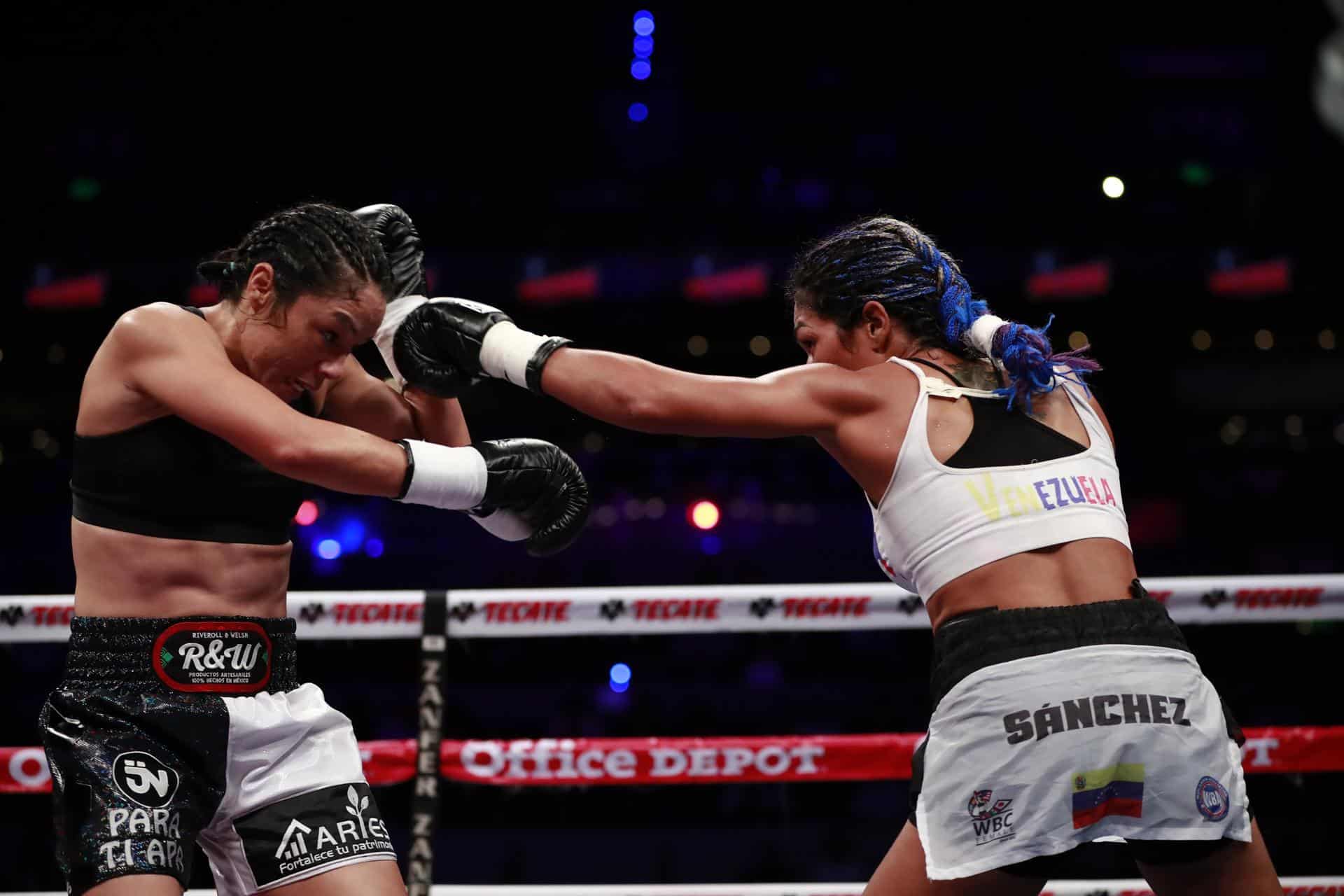 La boxeadora mexicana Jackie Nava (i) y la boxeadora Venezolana Alys Sánchez (d) intercambian golpes en el foro de la Arena Ciudad de México (México). Fotografía de archivo. EFE/José Méndez