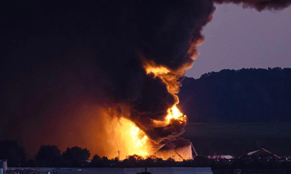 Fotografía cedida por la cuenta oficial de X @SecDuffy del secretario de Transporte de EEUU, Sean Duffy, que muestra el accidente de un avión de carga de la empresa UPS este martes, en Kentucky (EEE.UU.). EFE/ @SecDuffy