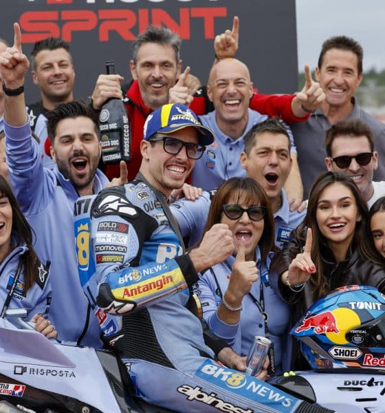 El piloto en la categoría de Moto GP, Alex Márquez, celebra su victoria en la carrera "MotoGP Tissot Sprint" del Gran Premio de la Comunitat Valencia de MotoGP que se disputa este fin de semana en el Circuito Ricardo Tormo. EFE/Ana Escobar