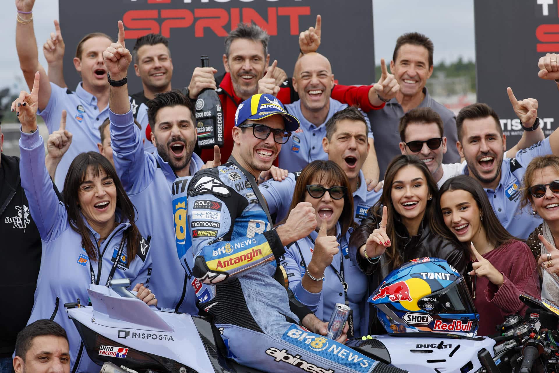El piloto en la categoría de Moto GP, Alex Márquez, celebra su victoria en la carrera "MotoGP Tissot Sprint" del Gran Premio de la Comunitat Valencia de MotoGP que se disputa este fin de semana en el Circuito Ricardo Tormo. EFE/Ana Escobar