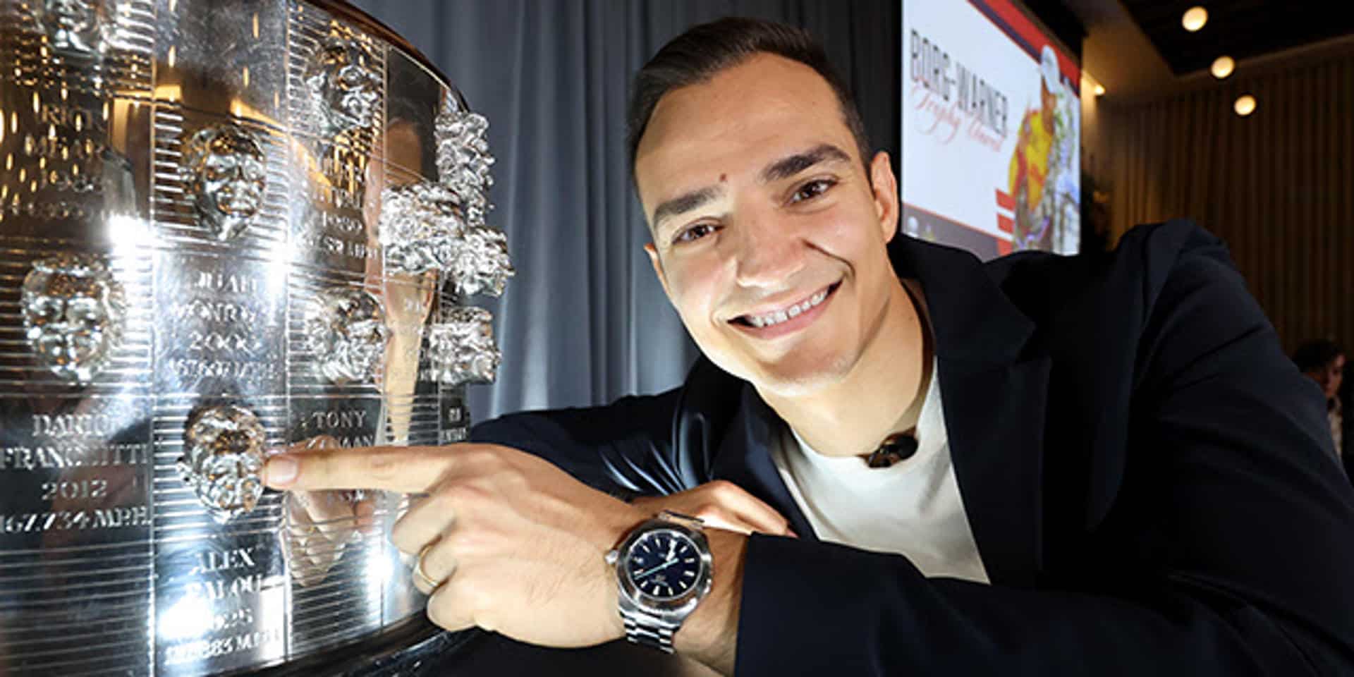 El rostro de Álex Palou, esculpido en plata 925. El campeón de las 500 Millas de Indianápolis es eterno. Así el piloto catalán, cuádruple campeón de la IndyCar, se convirtió en un icono del automovilismo estadounidense.EFE/Indycar/Solo Uso Editorial