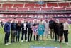 El alcalde de Madrid, José Luis Martínez-Almeida (6-i), posa con miembros de las directivas del Atlético de Madrid y de los Miami Dolphins este viernes en el estadio Metropolitano. EFE/Atlético de Madrid