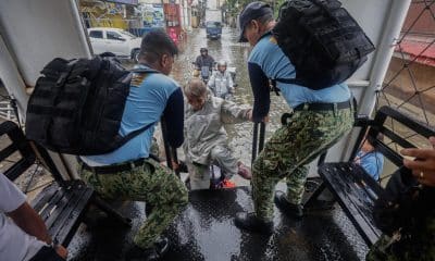 NAVOTAS (Philippines), 10/11/2025.- Philippine police on a truck giving free transportation assist a resident in a district flooded due to high tide and storm surges in coastal areas, caused by typhoon Fung-Wong in Navotas City, Metro Manila, Philippines, 10 November 2025. Typhoon Fung-Wong crossed the Bicol region and northern Luzon region of the country overnight beginning 09 November, causing floods, power outtages and damage to property due strong winds. According to the Philippine Atmospheric, Geophysical, and Astronomical Services Administration (PAGASA), the typhoon is projected to be 135 kilometers west-northwest of La Union province in the northern Philippines moving west-northwest at 20 kilometers per hour with maximum winds of 130 kilometers per hour. (Inundaciones, tormenta, Filipinas) EFE/EPA/ROLEX DELA PENA