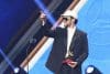 El cantante puertorriqueño Bad Bunny celebra luego de ganar el Latin Grammy a Mejor Álbum de música urbana este jueves, en Las Vegas (Estados Unidos). EFE/ Octavio Guzmán
