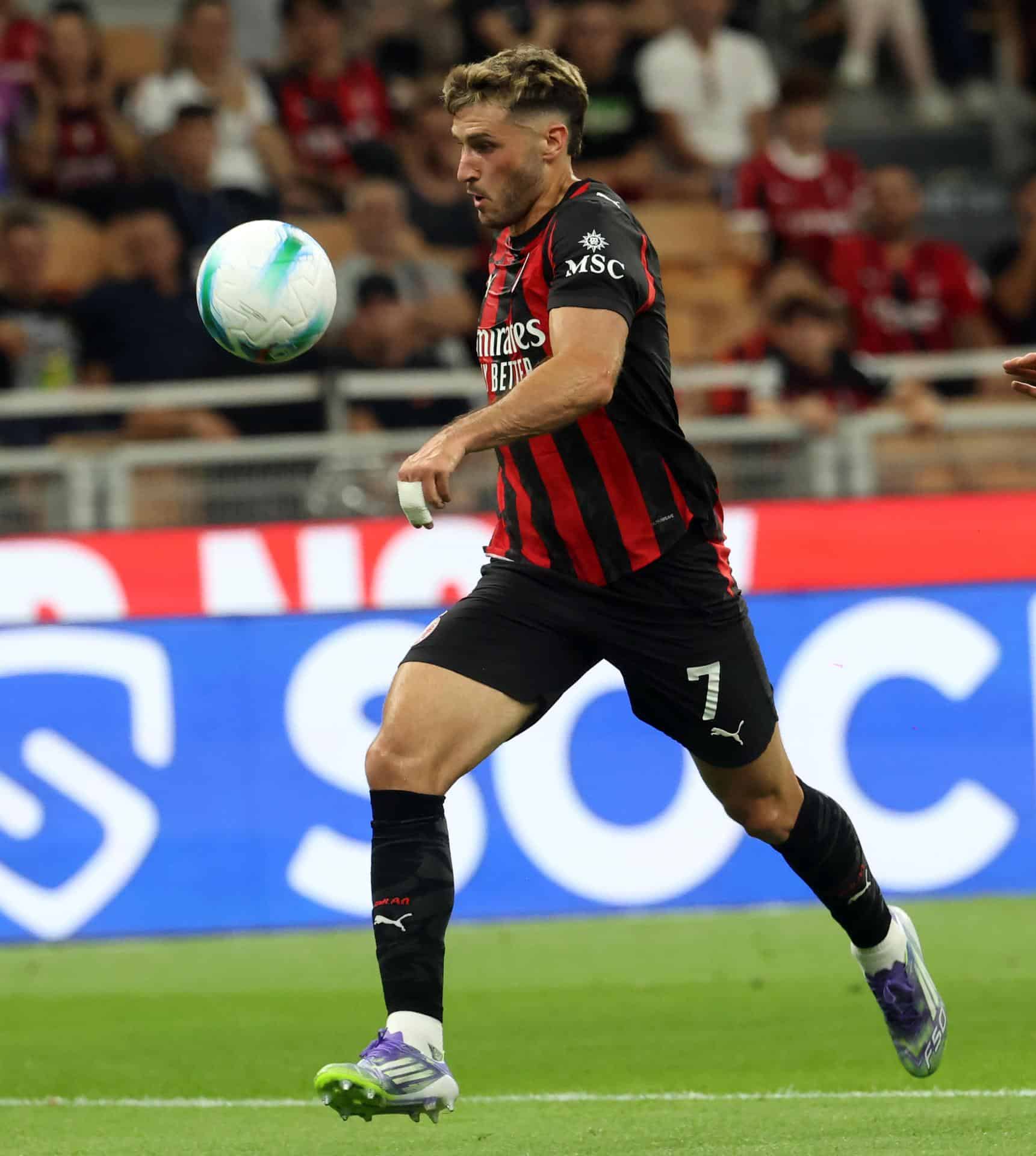El delantero del Milan, el mexicano Santiago Gimenez durante un partido. EFE/EPA/MATTEO BAZZI
