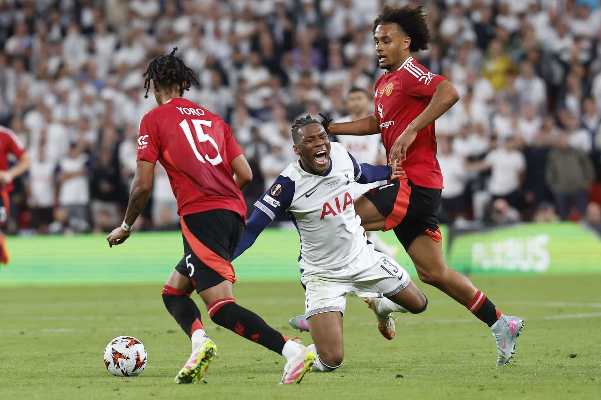 El defensa del Tottenham Iyenoma Destiny Udogie (c) en una fotografía de archivo. EFE/Miguel Toña