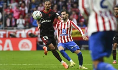 El centrocampista suizo del Sevilla, Djibril Sow (i) pelea un balón con el centrocampista del Atlético de Madrid Alex Baena, durante partido de LaLiga entre el Atlético de Madrid y el Sevilla, este sábado en el estadio Metropolitano. EFE/ Fernando Villar