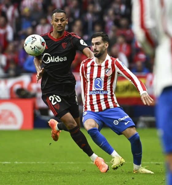 El centrocampista suizo del Sevilla, Djibril Sow (i) pelea un balón con el centrocampista del Atlético de Madrid Alex Baena, durante partido de LaLiga entre el Atlético de Madrid y el Sevilla, este sábado en el estadio Metropolitano. EFE/ Fernando Villar