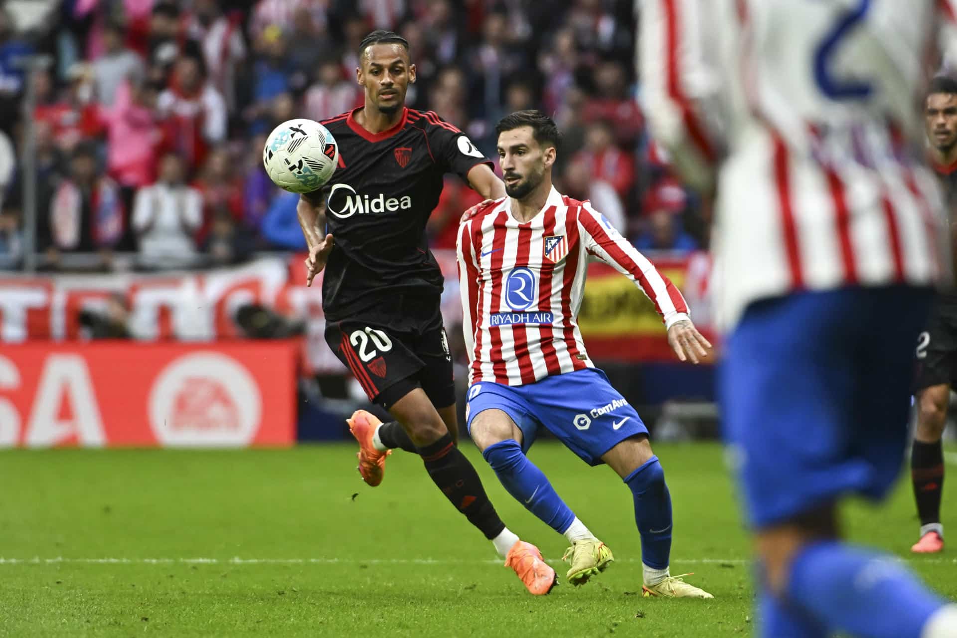 El centrocampista suizo del Sevilla, Djibril Sow (i) pelea un balón con el centrocampista del Atlético de Madrid Alex Baena, durante partido de LaLiga entre el Atlético de Madrid y el Sevilla, este sábado en el estadio Metropolitano. EFE/ Fernando Villar