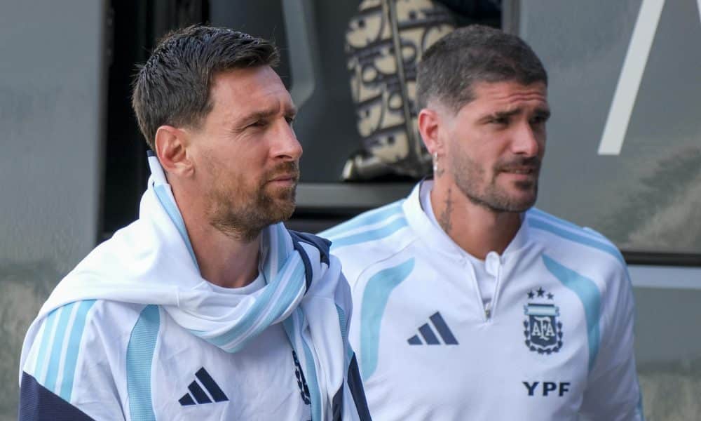 Lionel Messi, junto al exatlético Rodrigo De Paul (d), a su llegada al entrenamiento de la selección argentina realizado en el estadio Martínez Valero previo al amistoso ante Angola que disputan mañana viernes en el país africano. EFE/Pablo Miranzo