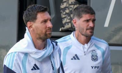 Lionel Messi, junto al exatlético Rodrigo De Paul (d), a su llegada al entrenamiento de la selección argentina realizado en el estadio Martínez Valero previo al amistoso ante Angola que disputan mañana viernes en el país africano. EFE/Pablo Miranzo