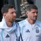 Lionel Messi, junto al exatlético Rodrigo De Paul (d), a su llegada al entrenamiento de la selección argentina realizado en el estadio Martínez Valero previo al amistoso ante Angola que disputan mañana viernes en el país africano. EFE/Pablo Miranzo