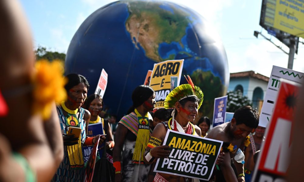 Personas participan en la Marcha Global por el Clima en protesta por la defensa de los bosques, los derechos territoriales indígenas y la responsabilidad climática global, en Belém (Brasil) este sábado. EFE/Andre Borges