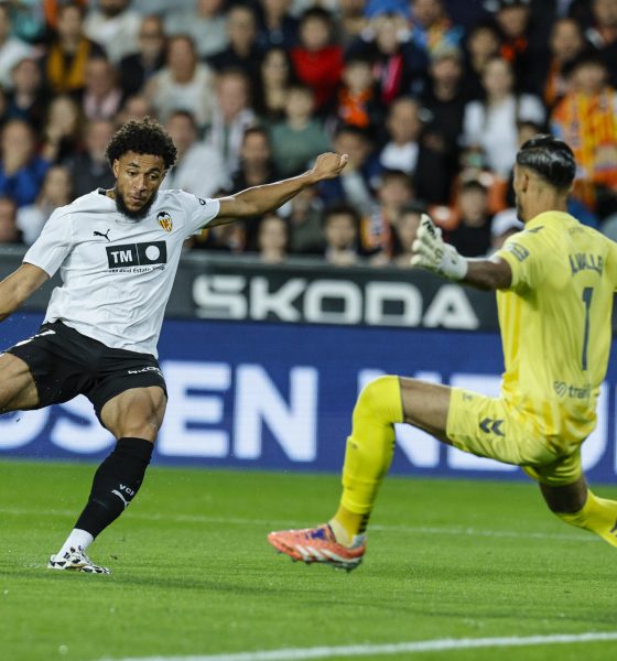 El delantero neerlandés del Valencia, Arnaut Danjuma (i), intenta superar al guardameta del Betis, Álvaro Valles, durante el encuentro correspondiente a la jornada 12 de Laliga EA Sports que disputaron Valencia y Betis en el estadio valencianista de Mestalla. EFE / Kai Forsterling.