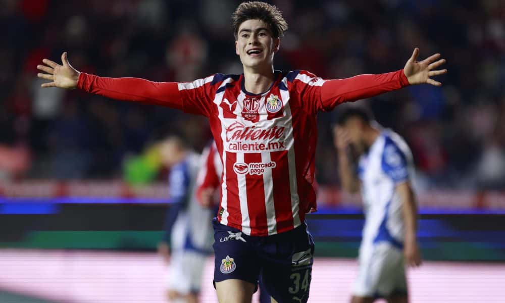 Armando González celebra este domingo el gol que ha garantizado a Guadalajara el triunfo por 0-1 en la cnacha de Pachuca en el estadio Hidalgo. EFE / David Martínez Pelcastre
