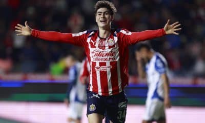 Armando González celebra este domingo el gol que ha garantizado a Guadalajara el triunfo por 0-1 en la cnacha de Pachuca en el estadio Hidalgo. EFE / David Martínez Pelcastre