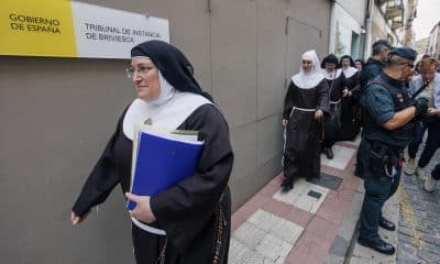 FOTO ARCHIVO. Laura García de Viedma exabadesa del convento de las Clarisas de Belorado sale del juzgado de Briviesca donde ha tenido lugar este martes el juicio para su desahucio y el de sus compañeras. Las exmonjas del Monasterio de Belorado (Burgos) se encuentran ya en el Juzgado de Primera Instancia de Briviesca para asistir al juicio verbal por desahucio, "con la conciencia tranquila" y confiando en que la jueza les dé la razón en el contencioso. EFE/Santi Otero
