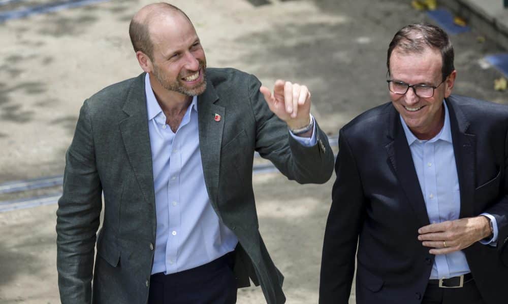 El príncipe de Gales, Guillermo (i), saluda acompañado del alcalde de Río de Janeiro, Eduardo Paes (d) este lunes, en Rio de Janeiro (Brasil). . EFE/ Antonio Lacerda
