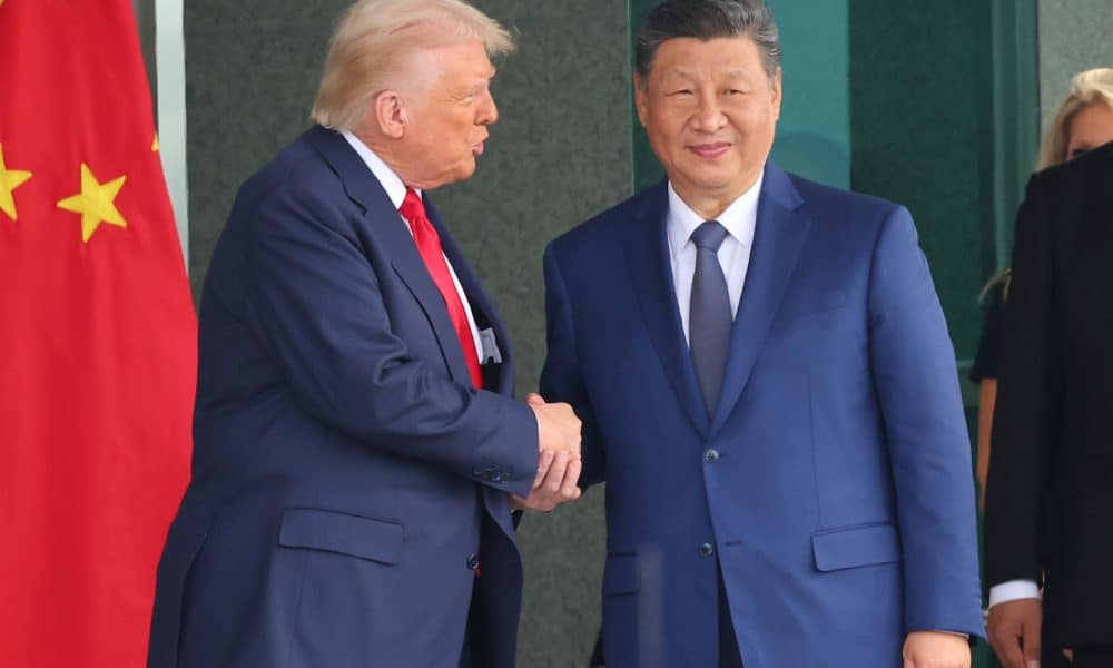 Fotografía del 30 de octubre de 2025 de los presidentes Donald Trump y Xi Jinping. EFE/ Yonhap