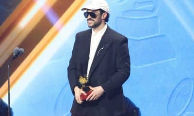 El cantante puertorriqueño Bad Bunny celebra luego de ganar el Latin Grammy a Mejor álbum de música urbana este jueves, en Las Vegas (Estados Unidos). EFE/ Octavio Guzmán