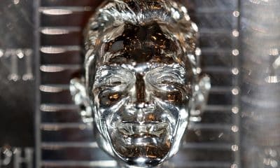 Fotografía cedida por IndyCar donde se muestra un detalle de la imagen del rostro del piloto español Álex Palou incrustada en el trofeo Borg-Warner este miércoles, en Indianápolis, Indiana (Estados Unidos). EFE/ IndyCar