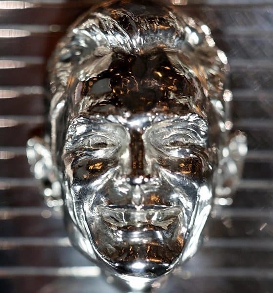 Fotografía cedida por IndyCar donde se muestra un detalle de la imagen del rostro del piloto español Álex Palou incrustada en el trofeo Borg-Warner este miércoles, en Indianápolis, Indiana (Estados Unidos). EFE/ IndyCar