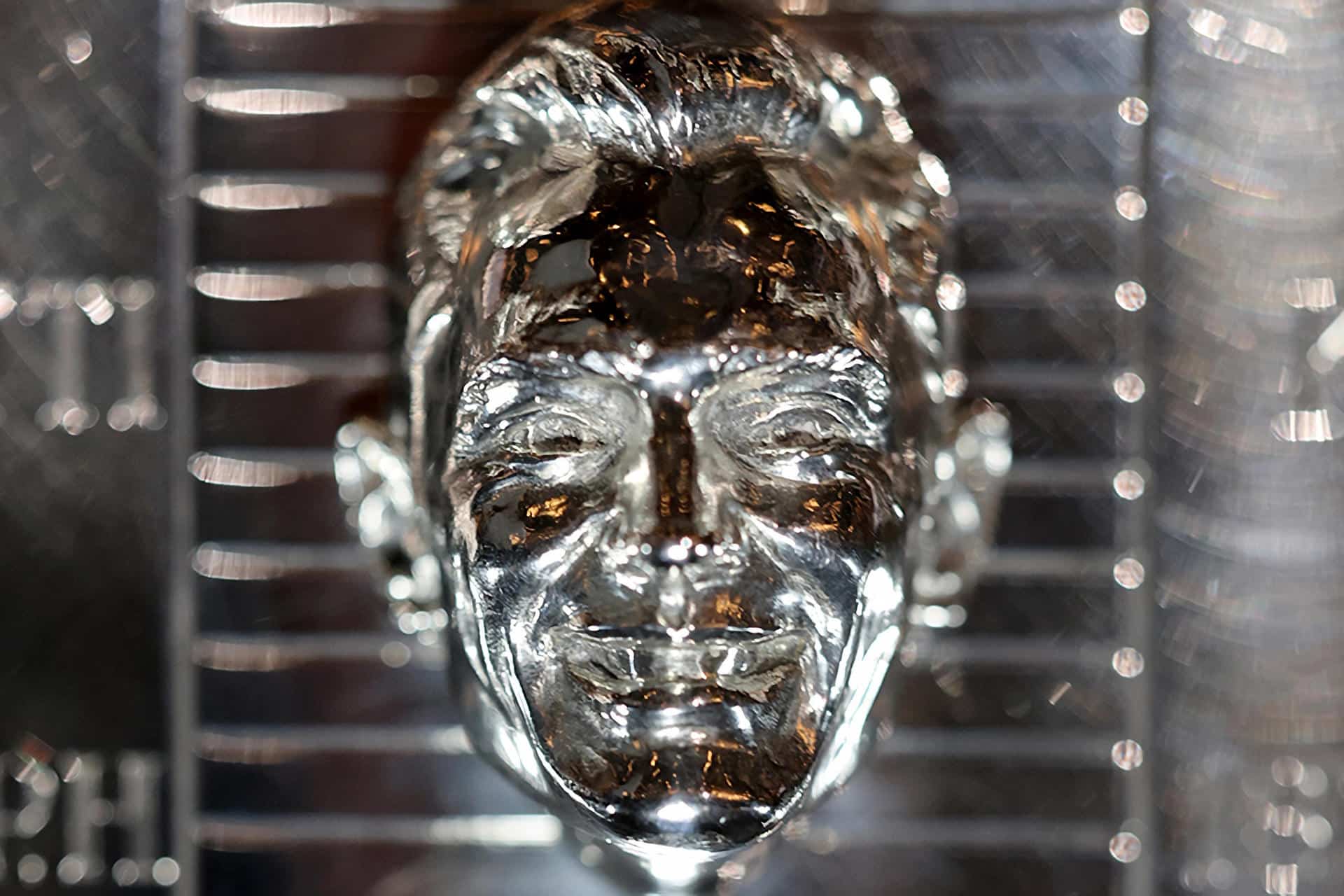 Fotografía cedida por IndyCar donde se muestra un detalle de la imagen del rostro del piloto español Álex Palou incrustada en el trofeo Borg-Warner este miércoles, en Indianápolis, Indiana (Estados Unidos). EFE/ IndyCar