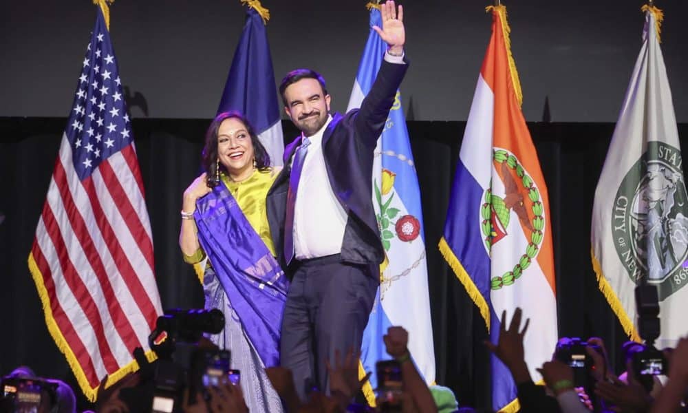 El alcalde electo de la Ciudad de Nueva York, Zohran Mamdani, y su madre, Mira Nair, saludan a la multitud durante una fiesta de la noche electoral en el distrito de Brooklyn de Nueva York, EE. UU., el 4 de noviembre de 2025. EFE/EPA/SARAH YENESEL
