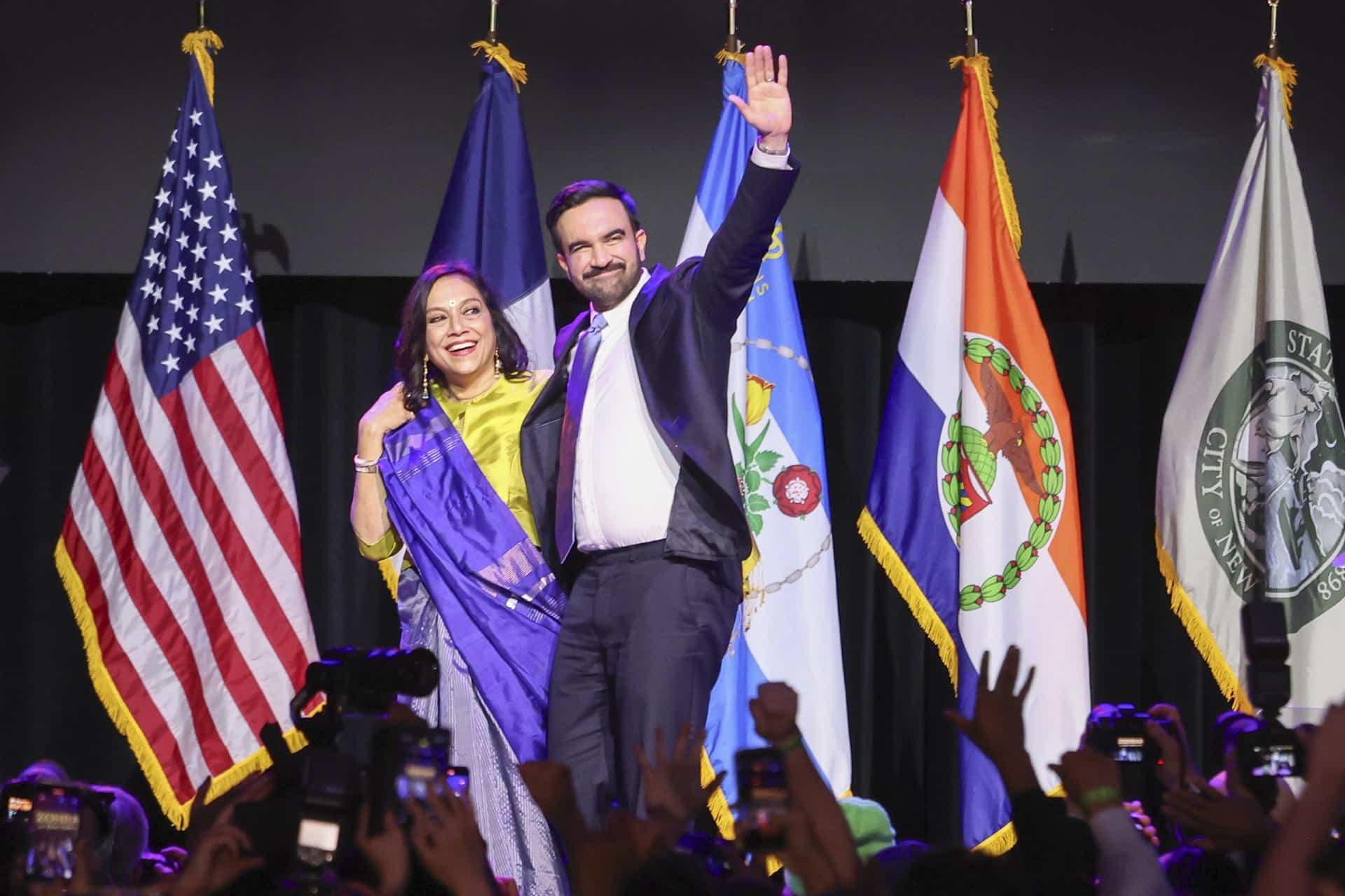 El alcalde electo de la Ciudad de Nueva York, Zohran Mamdani, y su madre, Mira Nair, saludan a la multitud durante una fiesta de la noche electoral en el distrito de Brooklyn de Nueva York, EE. UU., el 4 de noviembre de 2025. EFE/EPA/SARAH YENESEL