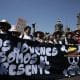 Personas sostienen un cartel durante una protesta este sábado, en inmediaciones del Palacio Nacional en Ciudad de México (México). EFE/ José Méndez