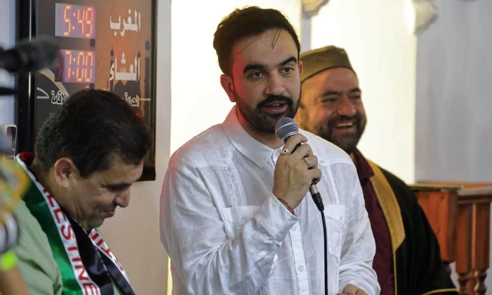 El alcalde electo de Nueva York, el demócrata Zohran Mamdani (c), habla este viernes, durante su visita al Centro Islámico del Caribe en San Juan (Puerto Rico). EFE/ Thais Llorca