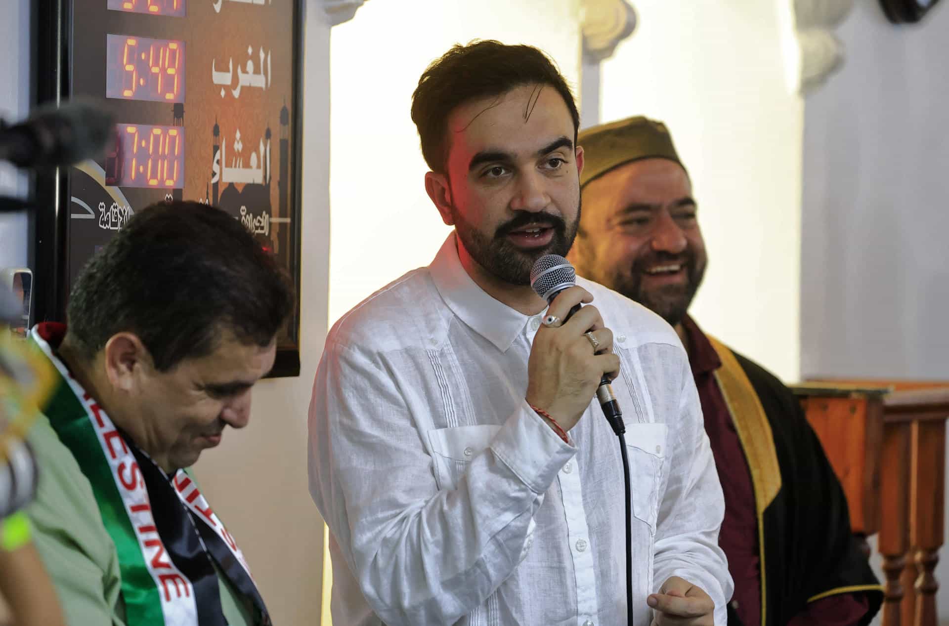 El alcalde electo de Nueva York, el demócrata Zohran Mamdani (c), habla este viernes, durante su visita al Centro Islámico del Caribe en San Juan (Puerto Rico). EFE/ Thais Llorca