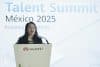 La ministra consejera económica y comercial de la Embajada de China en México, Dong Wei, habla durante la inauguración del Huawei Talent Summit este jueves, en Ciudad de México (México). EFE/ José Méndez
