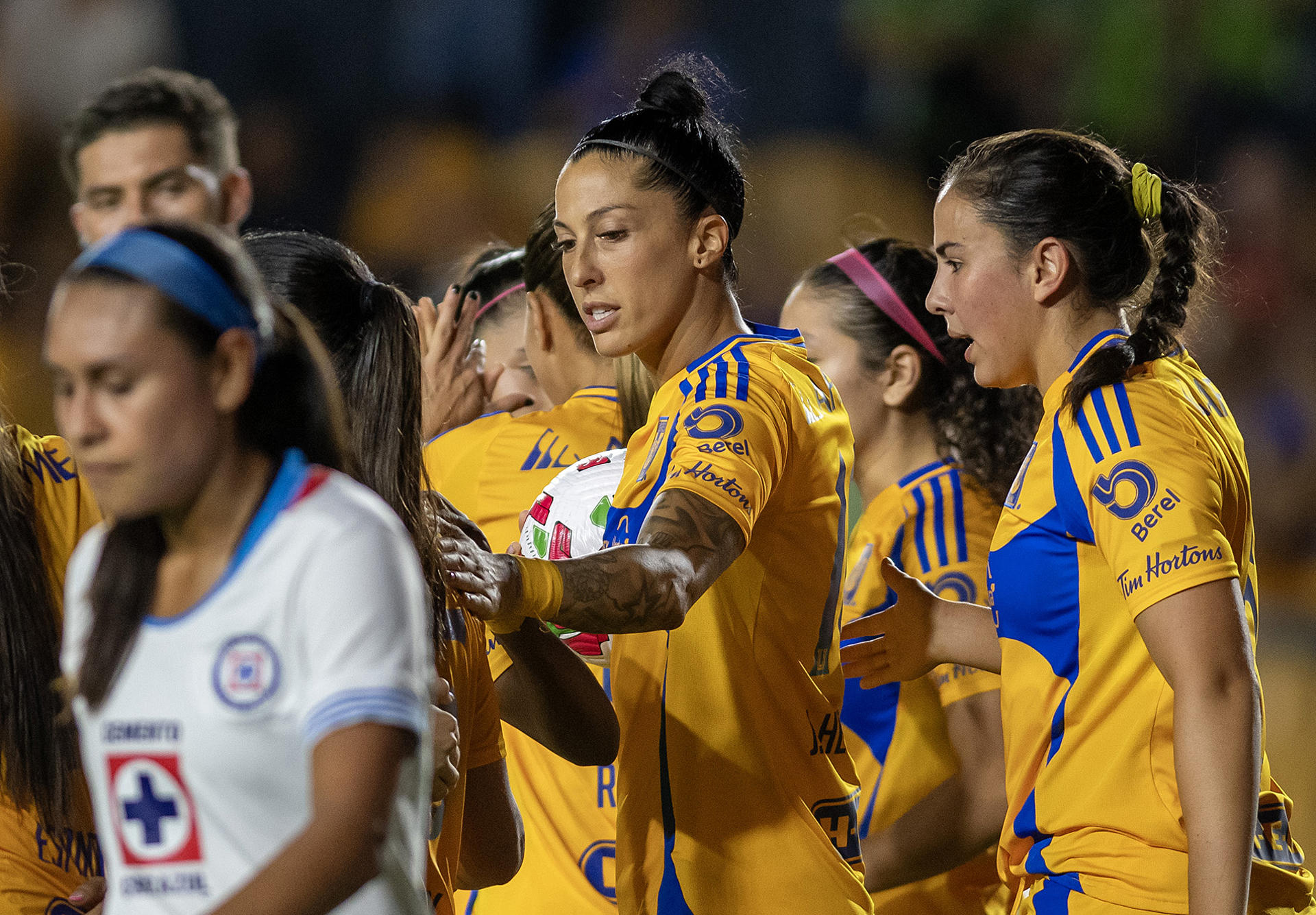 Jennifer Hermoso (c) de Tigres celebra un gol anotado a Cruz Azul durante un partido celebrado en el estadio Universitario de la ciudad de Monterrey (México). Fotografía de archivo. EFE/Miguel Sierra.