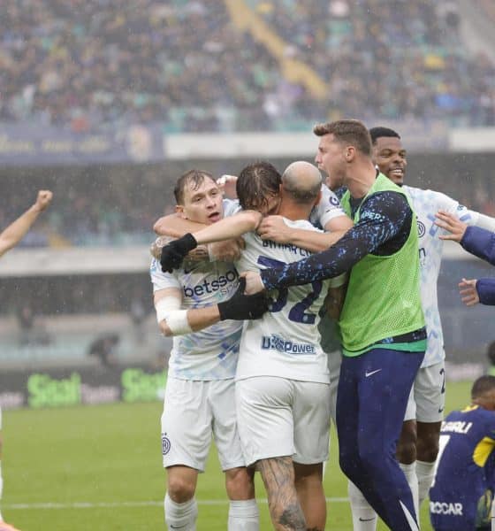 Los jugadores del Inter celebran el gol de la victoria ante el Hellas Verona durante el partido de la Serie A que han jugado Hellas Verona FC e Inter FC en el Stadio Marcantonio Bentegodi en Verona, Italia. EFE/EPA/EMANUELE PENNACCHIO