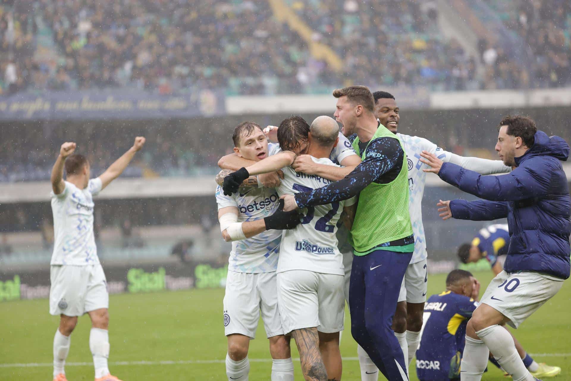 Los jugadores del Inter celebran el gol de la victoria ante el Hellas Verona durante el partido de la Serie A que han jugado Hellas Verona FC e Inter FC en el Stadio Marcantonio Bentegodi en Verona, Italia. EFE/EPA/EMANUELE PENNACCHIO