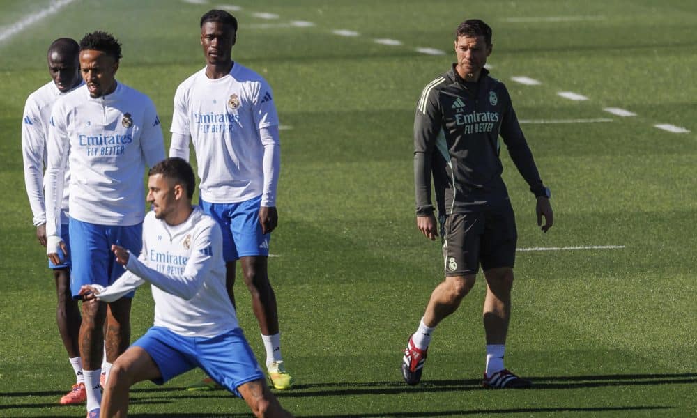 El entrenador del Real Madrid, Xabi Alonso (d), durante el entrenamiento de este lunes en la Ciudad Deportiva de Valdebebas, donde el equipo prepara el partido de Liga de Campeones que disputa mañana ante el Liverpool. EFE/Rodrigo Jiménez